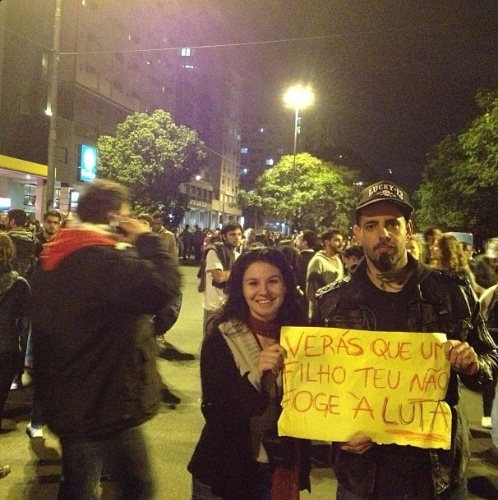 17.jun.2013 - O cantor Tico Santa Cruz posa com cartaz durante a concentração antes do início da manifestação em Porto Algegre. "Estamos nas Ruas! POA", escreveu ele na legenda de sua foto no Instagram