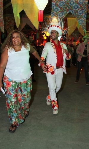 17.jun.2013 - O 'noivo' Diogo Nogueira é levado o casamento do Arraiá da Marrom