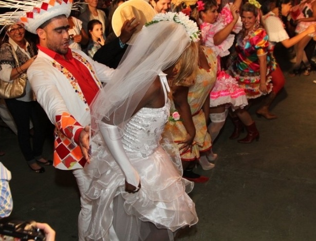 17.jun.2013 - Os noivos dançam a quadrilha na festa junina organizada pela cantora Alcione, no Rio de Janeiro