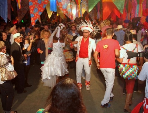 17.jun.2013 - Os noivos dançam a quadrilha na festa junina organizada pela cantora Alcione, no Rio de Janeiro