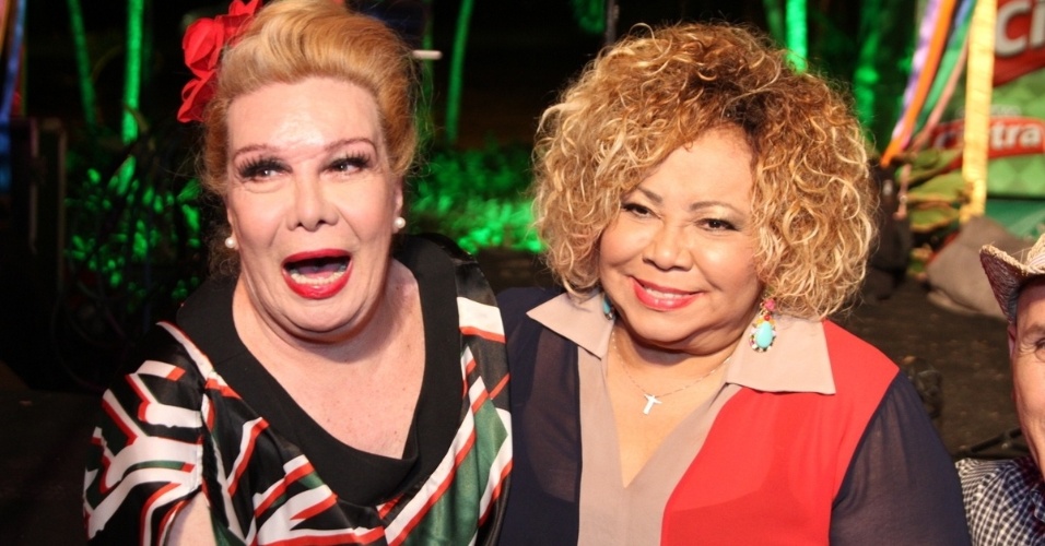 17.jun.2013 - Rogéria e Alcione posam juntas na festa junina organizada pela cantora, o Arraiá da Marrom, no Rio de Janeiro