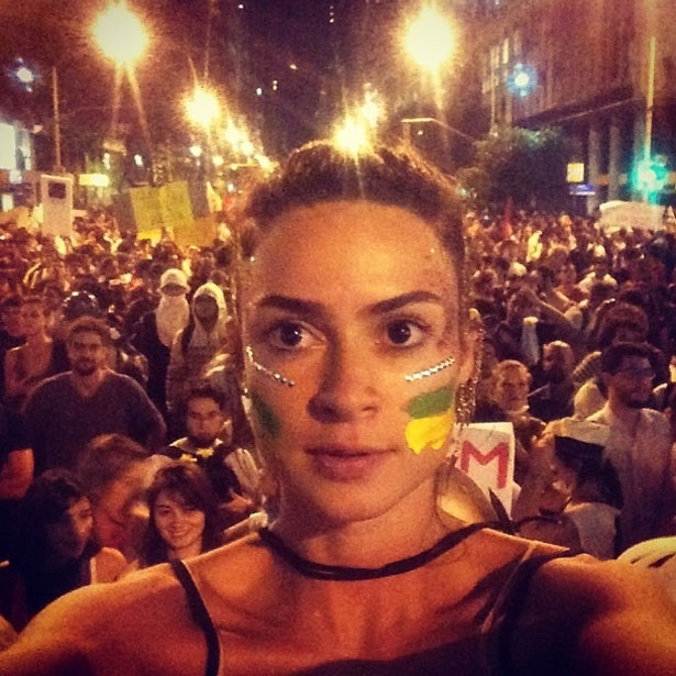 17.jun.2013 - Thaila Ayala posta foto em manifestação no Rio de Janeiro. "Foi a coisa mais linda q eu ja vivi", definiu a atriz