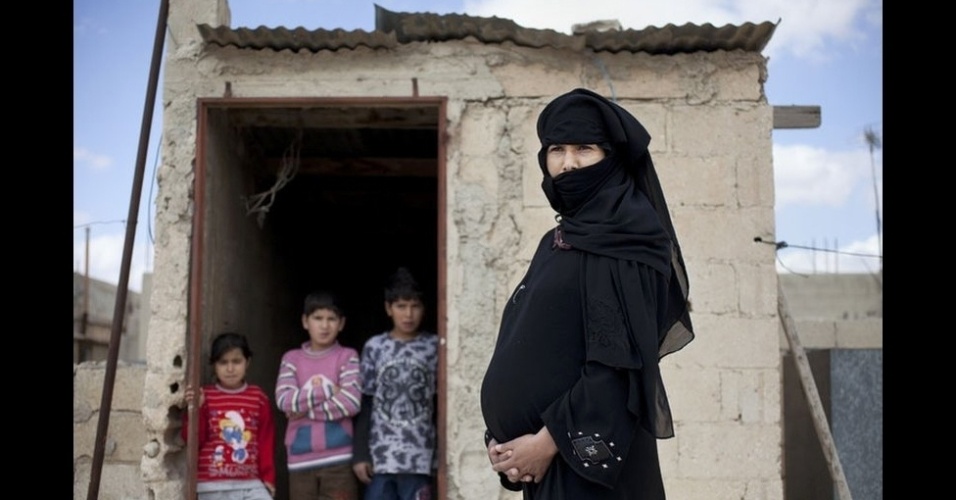 18.jun.2013 - A fotógrafa Abbie Trayler-Smith fez um registro de Muna, que, grávida, fugiu do conflito na Síria para viver em Mafraq, na Jordânia. Diz a mulher: "Só a sensação de sentir-se em casa é a melhor coisa do mundo. Mas não me arrependo de ter saído da Síria. Lá eu vivia amedrontrada, embora aqui sinta fome. Eu posso tolerar a fome, mas não o medo" - Abbie Trayler Smith/Pano