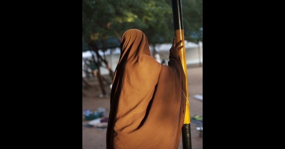 18.jun.2013 - A mulher acima foi fotograda enquanto esperava para dar a luz no Hospital de Hagadera, em Dadaab, no Quênia, que abriga cerca de 500 mil refugiados que deixaram para trás anos de conflito e fome na Somália - Matías Costas/Pano