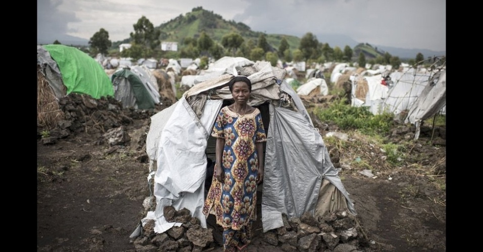 18.jun.2013 - Bernadette agora vive no campo de refugiados de Bulengo, que conta com o apoio do Comitê Internacional de Resgate, na República Democrática do Congo. Diz ela: "Minha filha foi sequestrada pela milícia. Não sei se ela virou uma escrava sexual ou se está morta. Ela era muito bonita. Um dos meus irmãos tem uma foto dela - ele não mora aqui, mas, às vezes, eu mesma vou ao encontro dele apenas para olhar o retrato dela de novo" - Sven Torfinn/Panos