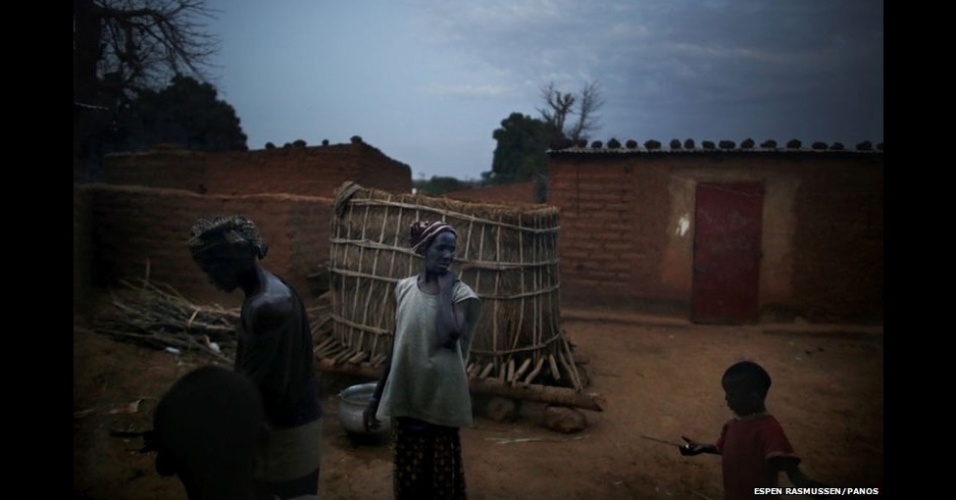 18.jun.2013 - No Mali, o conflito civil e a fome forçaram muitos a deixarem suas casas. Nia (à direita) diz: "Tenho saudade do tempo em que a comida era abundante. Hoje, é uma luta diária conseguir dinheiro ou comida. Fico pensando em como será o nosso futuro. As coisas serão piores do que hoje? Mas viver está difícil em qualquer lugar do mundo. Acho que as pessoas estão passando pelos mesmos problemas em vários lugares" - Espen Rasmussen/Panos