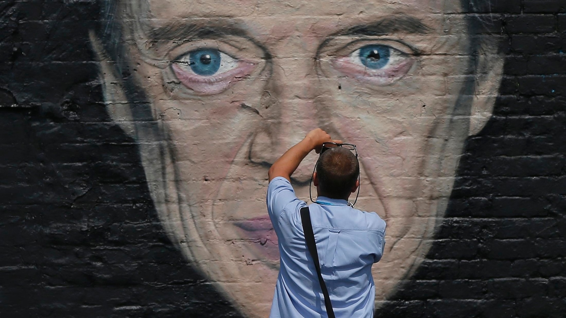 18.junho.2013 - Na Inglaterra, o festival de arte de rua "Sand, Sea and Spray" reuniu 40 artistas de diversas nacionalidades no último final de semana. O grafite é o rosto do ator Steve Buscemi - REUTERS/Phil Noble
