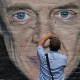 18.junho.2013 - Na Inglaterra, o festival de arte de rua "Sand, Sea and Spray" reuniu 40 artistas de diversas nacionalidades no último final de semana. O grafite é o rosto do ator Steve Buscemi - REUTERS/Phil Noble