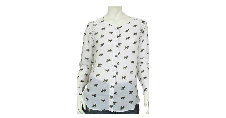 A camisa branca com pequenos leões usados por Érica de "Salve Jorge" custava R$ 366, na Linda de Morrer, mas já saiu de linha (Tel.: 11 3842-7566). Preço pesquisado em junho de 2013 e sujeito a alterações - Divulgação