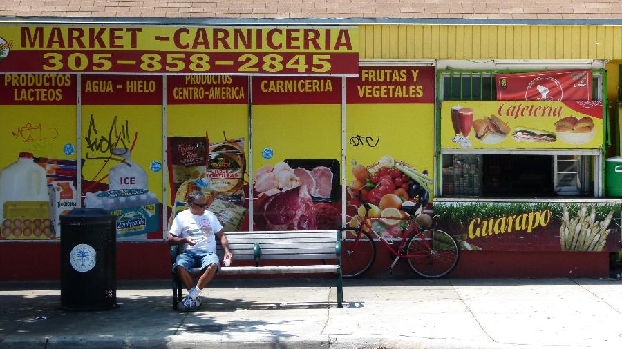 Fachada de um negócio em Little Havana, bairro onde vivem muitos latinos em Miami - Marcel Vincenti/UOL