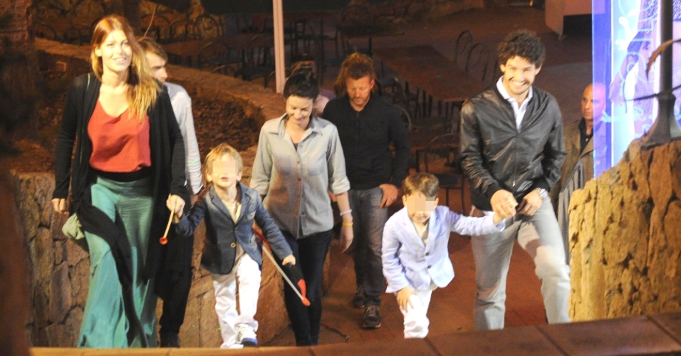 10.jun.2013 - O jogador Alexandre Pato passeia com a namorada Barbara Berlusconi e seus filhos na Sardenha, Itália
