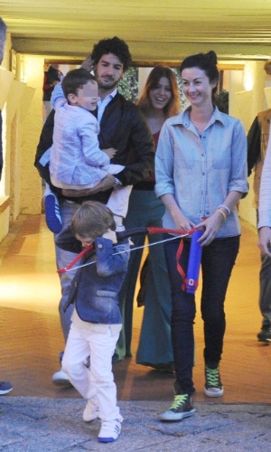 10.jun.2013 - O jogador Alexandre Pato passeia com a namorada Barbara Berlusconi e seus filhos na Sardenha, Itália