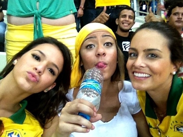 19.jun.2013 - Ao lado da irmã de Neymar, Rafaella, Bruna Marquezine vê o craque no jogo da seleção brasileira contra o México