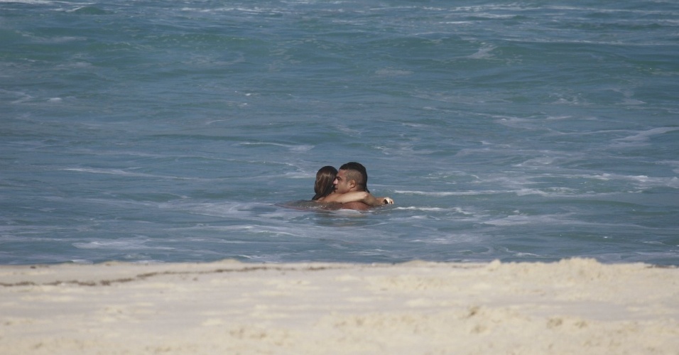 19.jun.2013 - Joana Prado e Vitor Belfort se refrescam na praia da Barra da Tijuca, no Rio de Janeiro, após uma sessão de exercícios