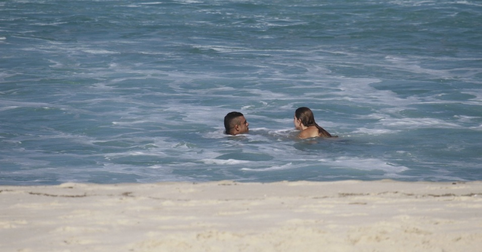 19.jun.2013 - Joana Prado e Vitor Belfort se refrescam na praia da Barra da Tijuca, no Rio de Janeiro, após uma sessão de exercícios