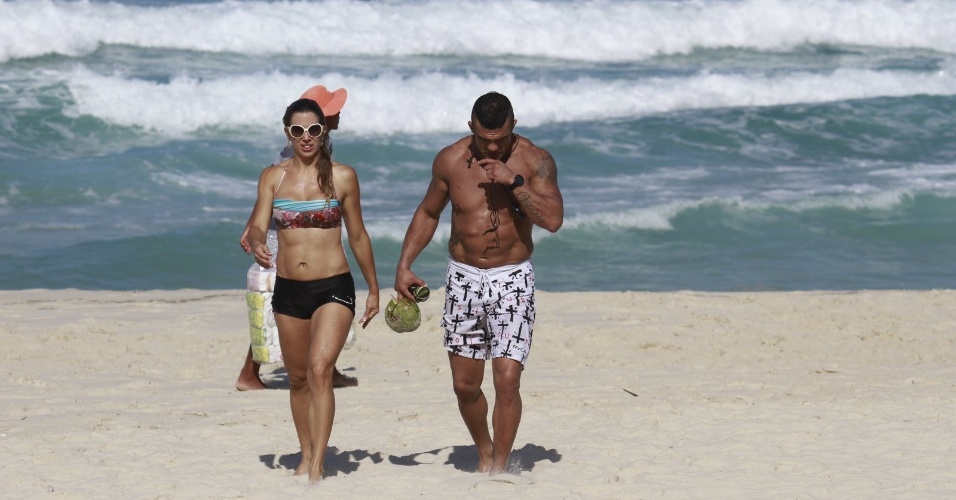 19.jun.2013 - O lutador Vitor Belfort e a mulher, Joana Prado, aproveitam a praia da Barra da Tijuca, no Rio de Janeiro