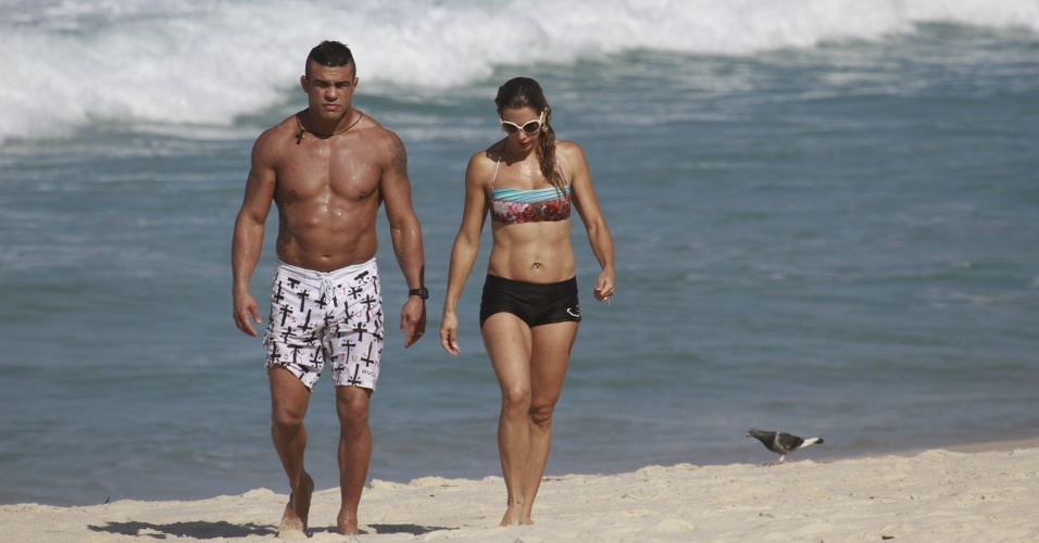 19.jun.2013 - O lutador Vitor Belfort e a mulher, Joana Prado, conversam na praia da Barra da Tijuca, no Rio de Janeiro