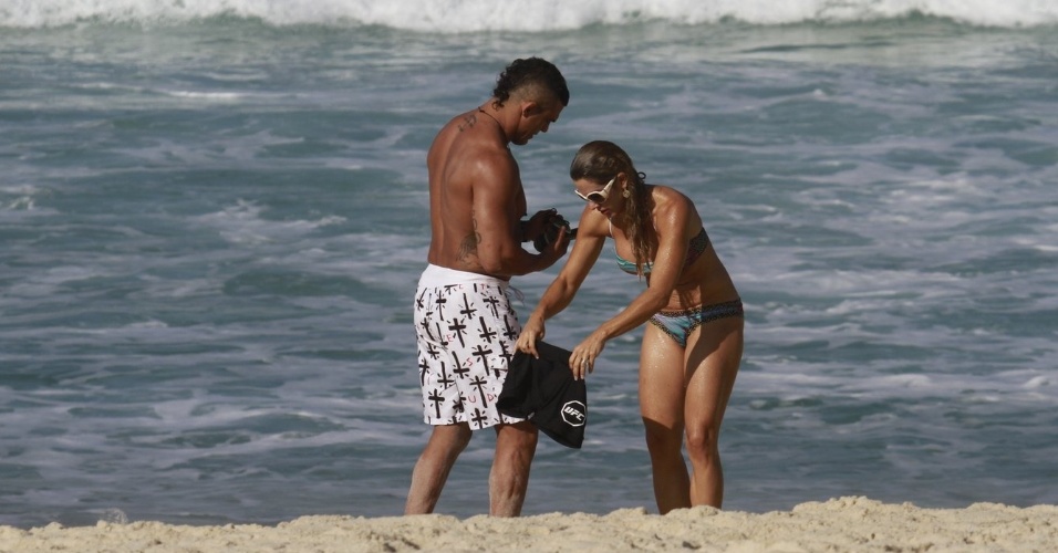 19.jun.2013 - O lutador Vitor Belfort e a mulher, Joana Prado, conversam na praia da Barra da Tijuca, no Rio de Janeiro