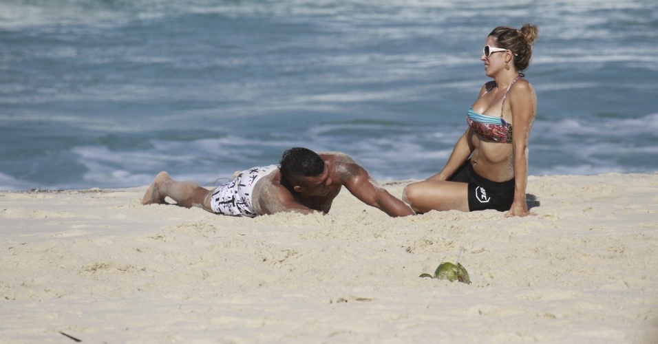 19.jun.2013 - O lutador Vitor Belfort e a mulher, Joana Prado, se exercitam na praia da Barra da Tijuca, no Rio de Janeiro