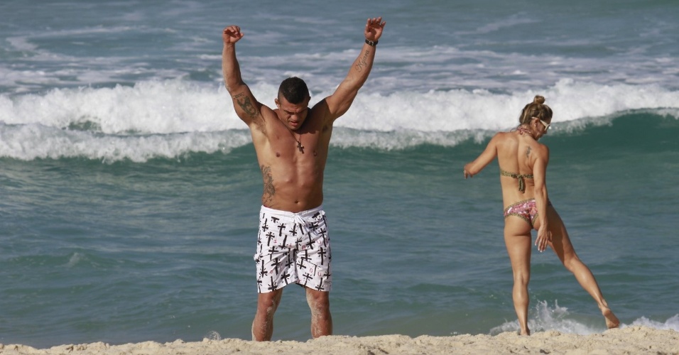 19.jun.2013 - O lutador Vitor Belfort e a mulher, Joana Prado, se exercitam na praia da Barra da Tijuca, no Rio de Janeiro