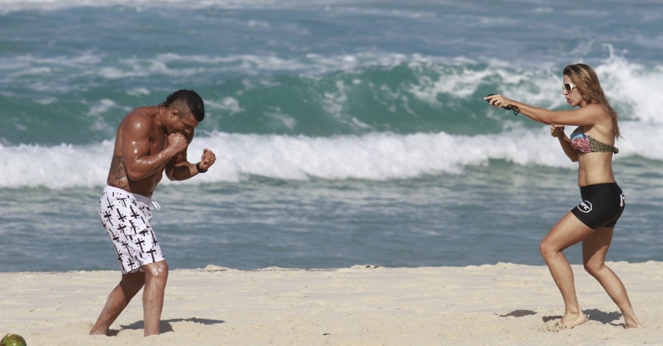 19.jun.2013 - O lutador Vitor Belfort recebe a ajuda da mulher, Joana Prado, ao treinar na praia da Barra da Tijuca, no Rio de Janeiro