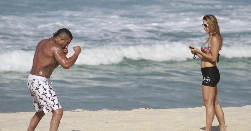 19.jun.2013 - O lutador Vitor Belfort recebe a ajuda da mulher, Joana Prado, ao treinar na praia da Barra da Tijuca, no Rio de Janeiro