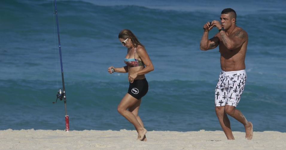 19.jun.2013 - Vitor Belfort e Joana Prado correm na praia da Barra da Tijuca, no Rio de Janeiro