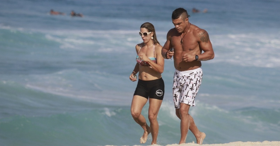 19.jun.2013 - Vitor Belfort e Joana Prado correm na praia da Barra da Tijuca, no Rio de Janeiro