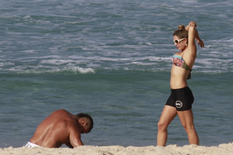 19.jun.2013 - Vitor Belfort e Joana Prado fazem alongamento na praia da Barra da Tijuca, no Rio de Janeiro