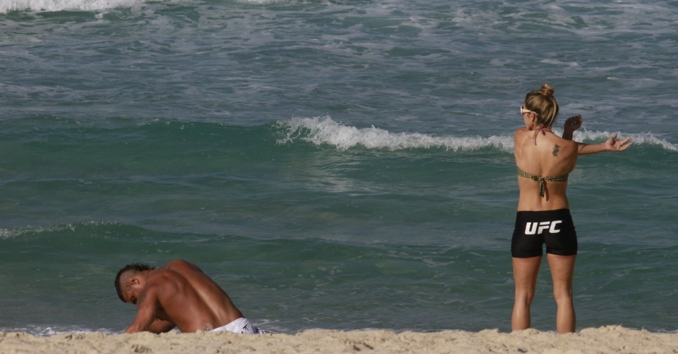 19.jun.2013 - Vitor Belfort e Joana Prado fazem alongamento na praia da Barra da Tijuca, no Rio de Janeiro