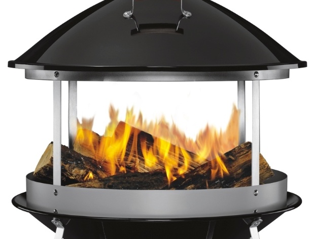 A lareira portátil, fabricada pela Weber em aço inox esmaltado com capa protetora em vinil, é ideal para áreas externas de residências. O equipamento está disponível na Spicy (www.spicy.com.br), por R$ 999 | Preços consultados em junho de 2013 e sujeitos a alterações - Divulgação