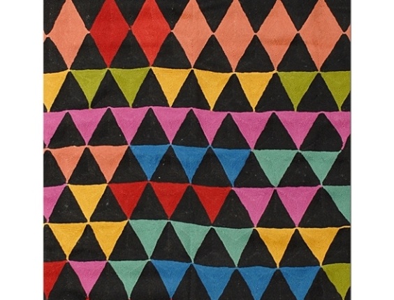 Com padronagem que lembra bandeirolas coloridas sobre fundo preto, o tapete Color Blocking Greca-1, em ponto corrente, foi criado pela designer Francesca Alzatti. A peça custa R$ 450 (o m²) e está disponível na By Kamy (www.tapetes.com) | Preços consultados em junho de 2013 e sujeitos a alterações - Divulgação