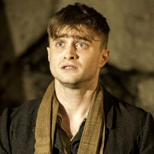 Daniel Radcliffe em cena de espetáculo teatral "The Cripple of Inishmaan" - Divulgação