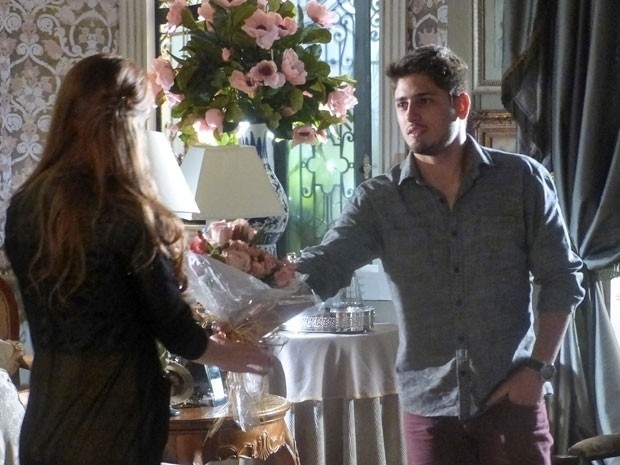 Em "Amor à Vida", Rogério leva flores para Nicole e pede para ela se tratar