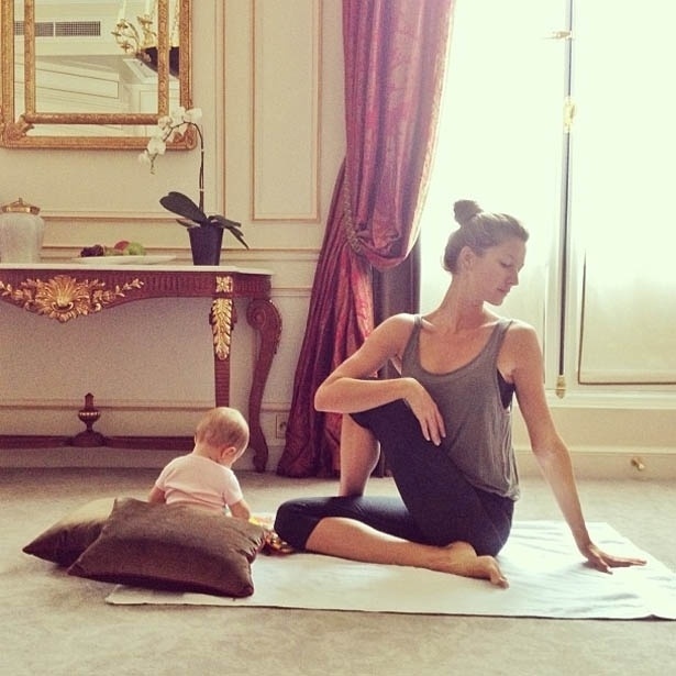 Gisele Bündchen pratica ioga ao lado da filha