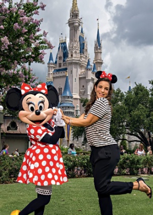 Ivete Sangalo posa com a Minnie na Disney