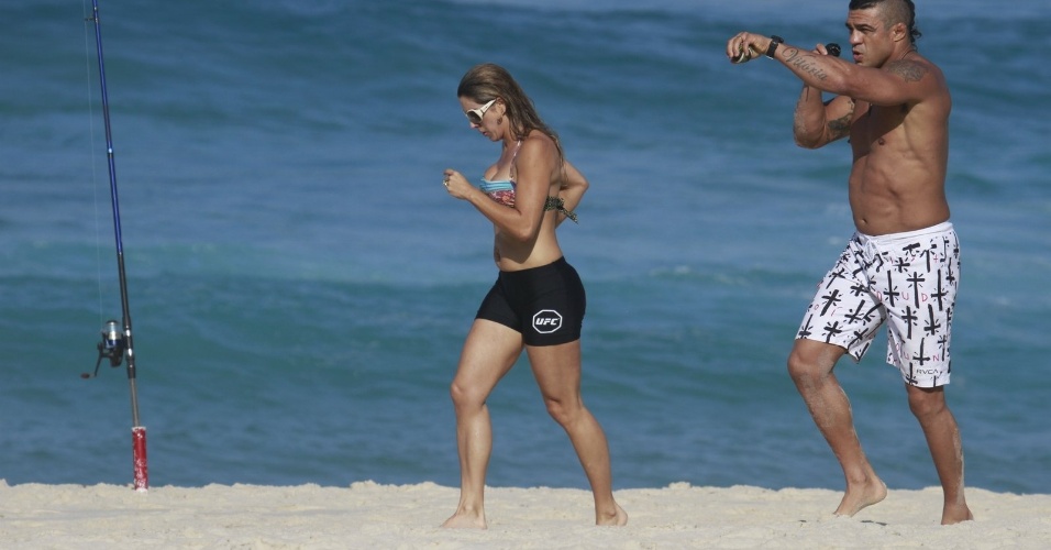 .jun.2013 - Vitor Belfort e Joana Prado correm na praia da Barra da Tijuca, no Rio de Janeiro