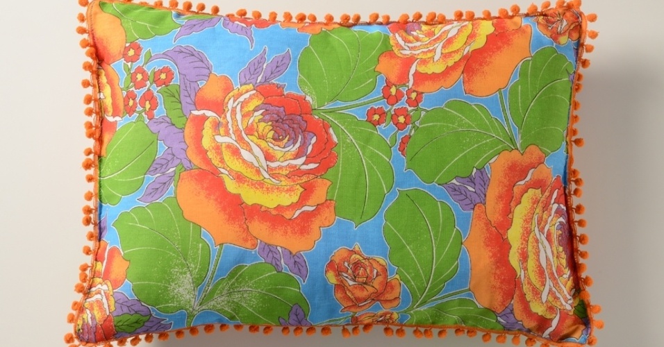 O almofadão de chita com acabamento de franja "grellot" mede 33 cm x 13 cm e custa R$ 35. Criação do Ateliê Damadah está à venda na loja online Elo 7 (www.elo7.com.br/damadah) | Preços consultados em junho de 2013 e sujeitos a alterações - Divulgação