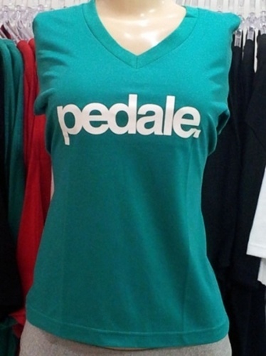 Para os cicloativistas, a sugestão é a estampa "Pedale"; R$ 45, na Verdurão (www.vrdr.com.br) Preço pesquisado em junho de 2013 e sujeito a alterações - Divulgação