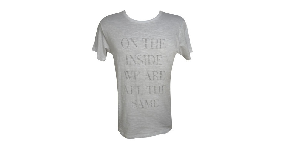 "Por dentro somos todos iguais" diz a camiseta com mensagem em inglês; R$ 89,90, na Qvizu (www.qvizu.com.br) Preço pesquisado em junho de 2013 e sujeito a alterações - Divulgação