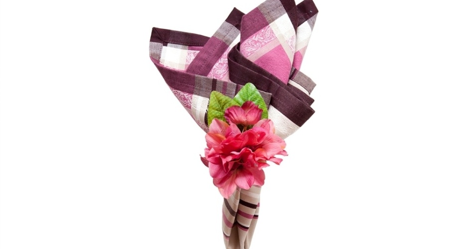 Um arranjo para dar um ar gracioso à mesa junina pode ser composto com o guardanapo Verone (R$ 43,99) e o porta guardanapo Gladiolo (R$ 39,99), ambos da Blauss Maison (www.blaussmaison.com.br) | Preços consultados em junho de 2013 e sujeitos a alterações - Divulgação