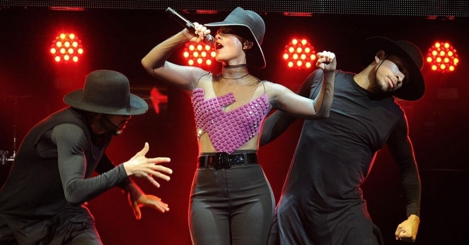 19.jun.2013 - A cantora Alicia Keys se apresentou no estádio Isozaki, em Turim. Foi a única apresentação na Itália durante sua turnê pela Europa. Premiada 14 vezes pelo Grammy, a cantora lançou seu quinto álbum, intitulado "Girl on fire", no fim de 2012. Em setembro, ela vem ao Brasil e fará show no Rock in Rio no dia 15, mesmo dia da apresentação de Justin Timberlake - Alessandro di Marco/EFE