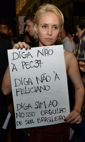 20.jun.2013 - A atriz Fernanda Nobre participa da mobilização no Rio de Janeiro, nesta quinta-feira