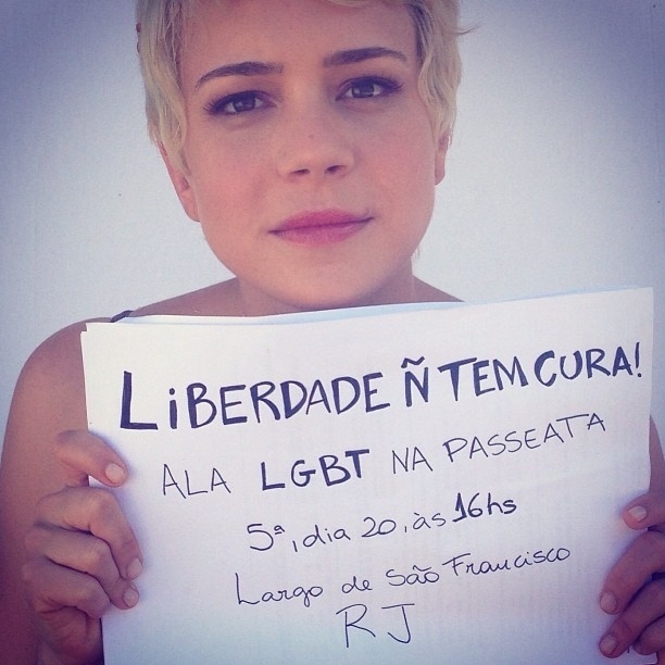 20.jun.2013 - A atriz Leandra Leal participou da ala LGBT da passeata no Rio de Janeiro