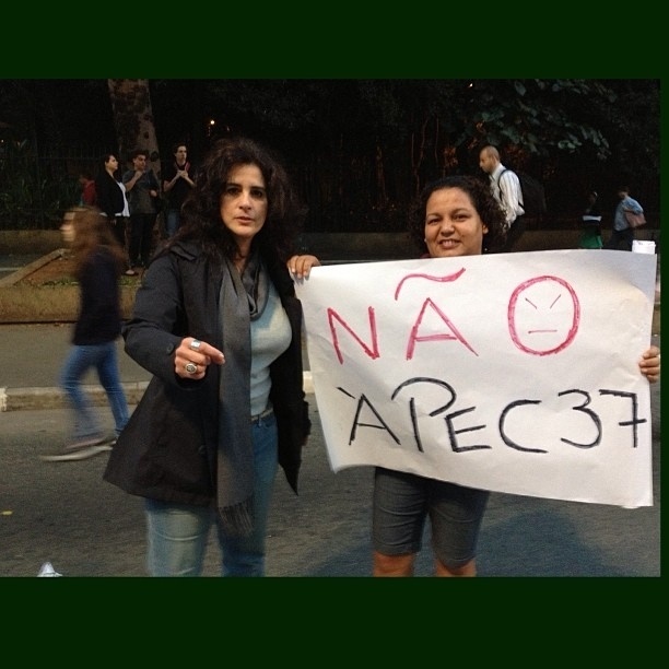 20.jun.2013 - A atriz Lúcia Veríssimo protestou contra a PEC 37 em São Paulo