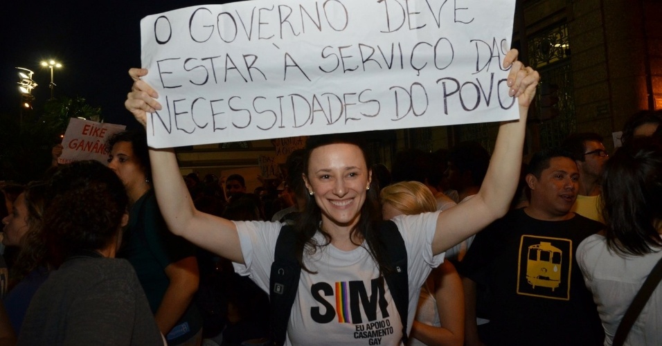 20.jun.2013 - A atriz Paula Braun, mulher de Mateus Solano, participa da mobilização no Rio de Janeiro, em apoio ao casamento gay