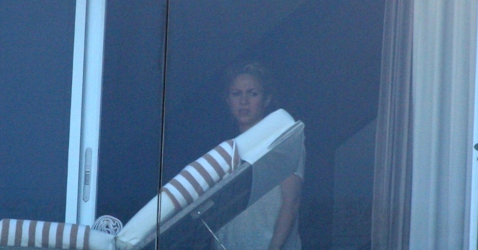 20.jun.2013 - A cantora colombiana Shakira aparece na janela de seu quarto no hotel Fasano