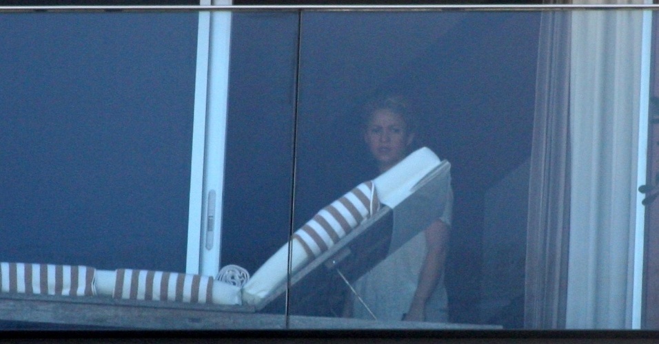 20.jun.2013 - A cantora colombiana Shakira aparece na janela de seu quarto no hotel Fasano