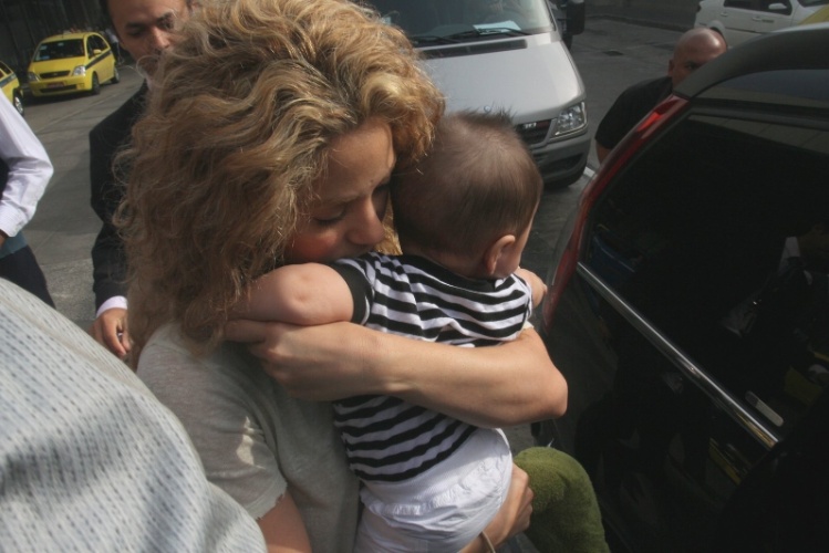 20.jun.2013 - A cantora colombiana Shakira desembarca no aeroporto internacional do Rio de Janeiro com o filho Milan. A cantora pega o bebê antes de entrar no carro, cercada por seguranças.  Ela veio encontrar o namorado, o jogador da seleção espanhola Piqué