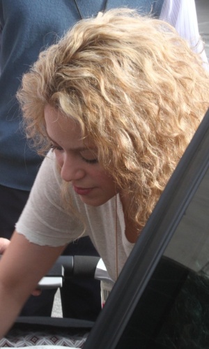 20.jun.2013 - A cantora colombiana Shakira desembarca no aeroporto internacional do Rio de Janeiro com o filho Milan. A cantora pega o bebê antes de entrar no carro, cercada por seguranças.  Ela veio encontrar o namorado, o jogador da seleção espanhola Piqué